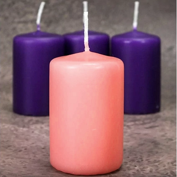 Adventi gyertyaszett 4 db-os, lila-rózsaszin. Magassága: 6 cm, átmérője: 3,7 cm.