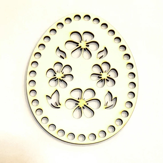 Tojás alakú natúr dekortábla virág-mintával. Mérete: 10,3x13 cm, lyuk mérete: 6 mm