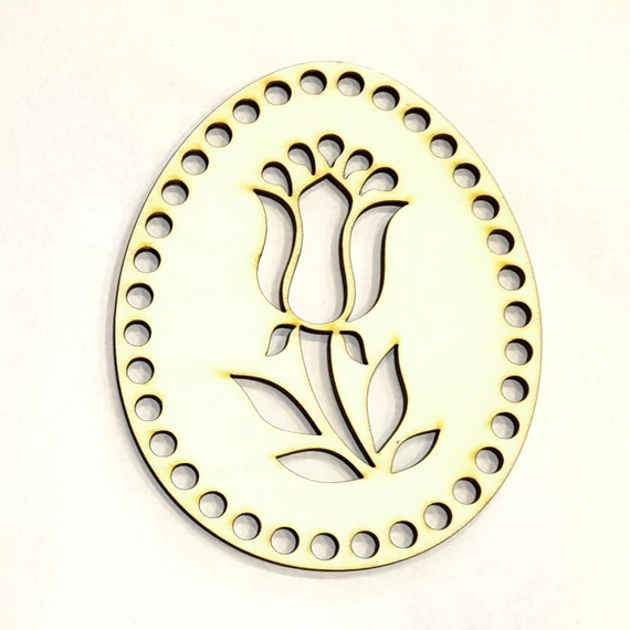 Tojás alakú natúr dekortábla tulipán mintával. Mérete: 10,3x13 cm, lyuk mérete: 6 mm