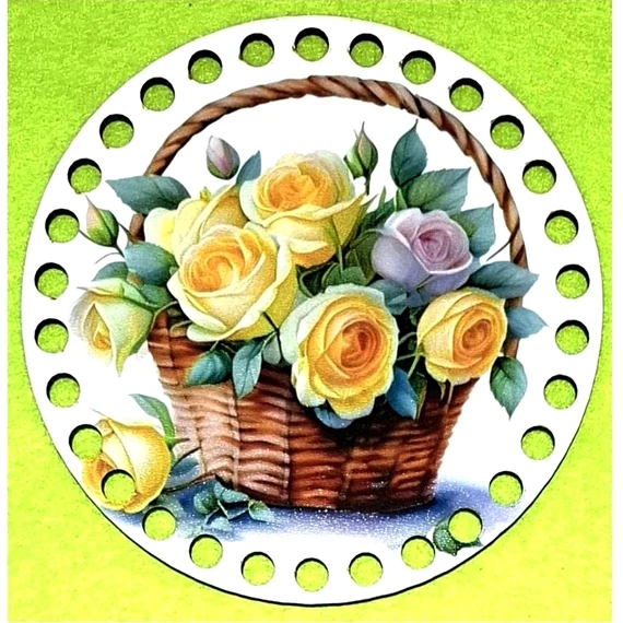 Horgolható kör alakú nyomtatott fa alap, Sárga rózsák fonott kosárban. Mérete: 12 cm, 7 mm-es lyukakkal. Vastagsága: 2,5 mm