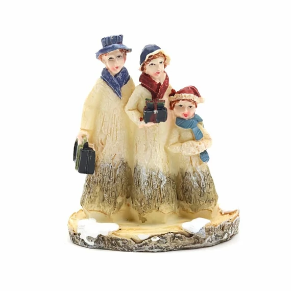 Téli falu figura - család. Mérete: 5,2x6,5 cm