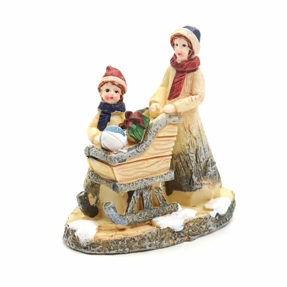 Téli falu figura - hölgy szánkóval. Magassága: kb. 6 cm