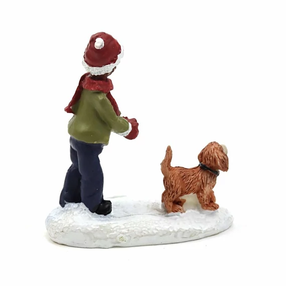Téli falu figura - gyerek kutyával. Magassága: kb. 5,5 cm