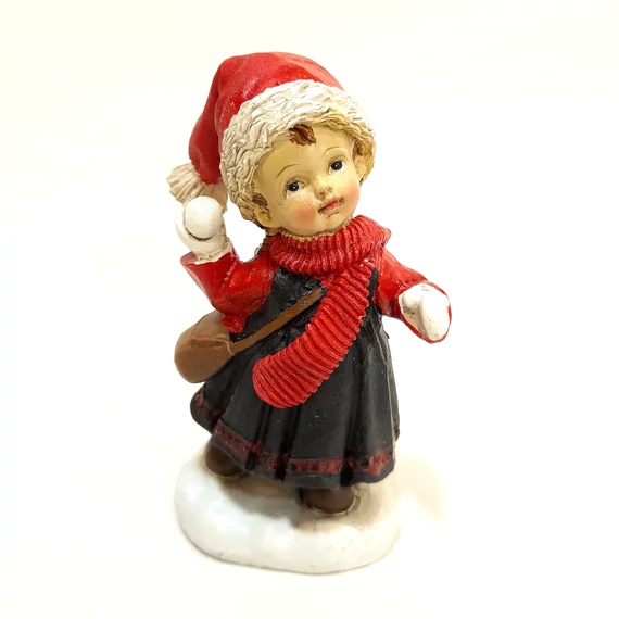 Hógolyózó kislány, magassága: 9 cm 