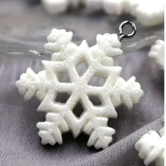 Fehér csillámos hópihe, akasztható. Mérete: 18 mm