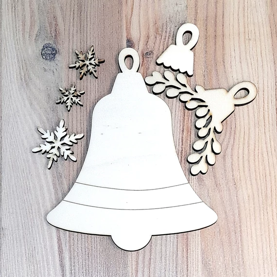 Natúr fa karácsonyfadisz, harang fagyönggyel. Mérete: 19x21,7x0,9 cm 