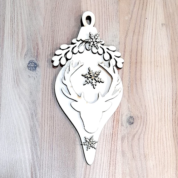 Natúr fa karácsonyfadisz, jégcsap szarvasfejjel, fagyönggyel. Mérete: 10x23,5x0,9 cm 