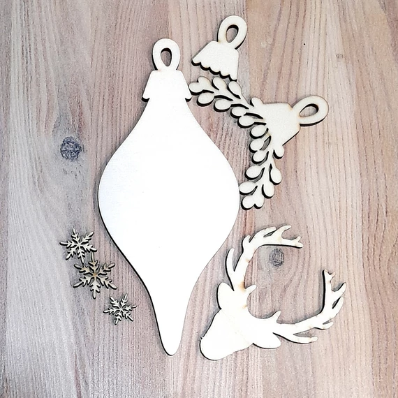 Natúr fa karácsonyfadisz, jégcsap szarvasfejjel, fagyönggyel. Mérete: 10x23,5x0,9 cm 