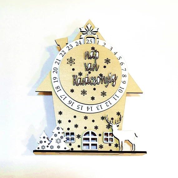 Házikó alakú adventi naptár fenyőkkel, szarvassal, HDF. Mérete: 16,5x21,5