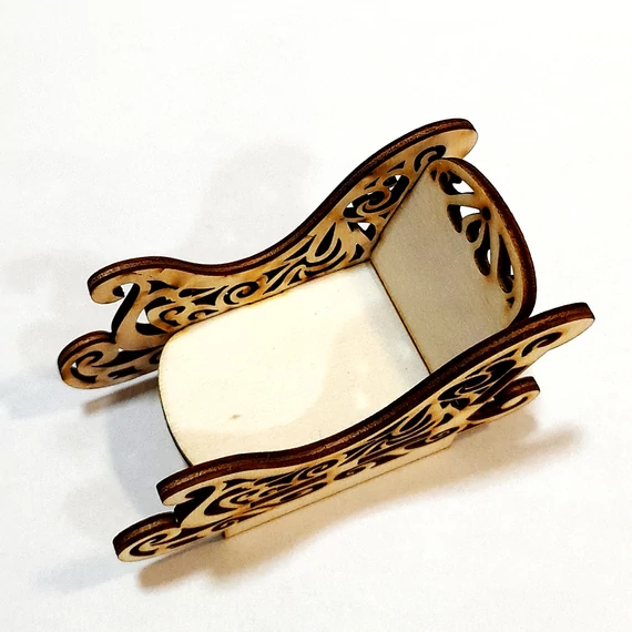 Natúr fa Mikulásszán, mérete: 8,5x5,5x4 cm. Lapraszerelten szállitjuk.