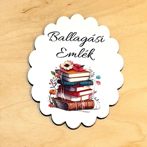 Nyomtatott fa tábla könyvtoronnyal, Ballagási emlék felirattal. Mérete: 6x6,5 cm