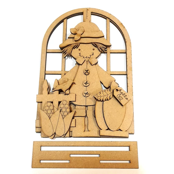 Ablakos madárijesztő figurákkal, keritéssel. Mérete: 15,8x22,7x4 cm