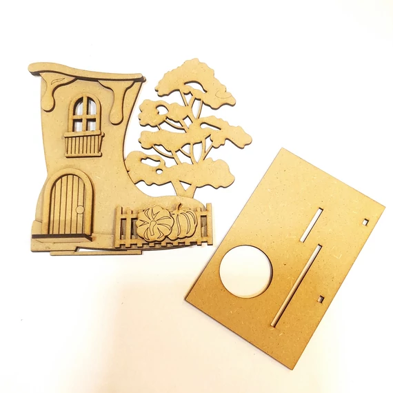Csizmaház, talpas, MDF. Mérete: 14,5x16,5 cm