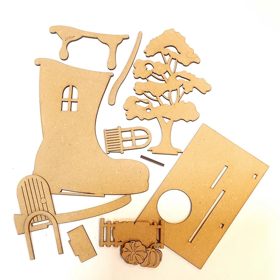 Csizmaház, talpas, MDF. Mérete: 14,5x16,5 cm