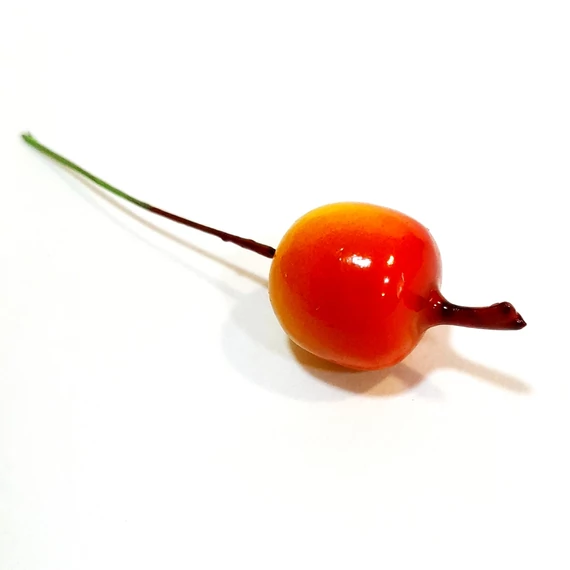 Drótos alma, sárga-piros. Alma mérete: 2 cm