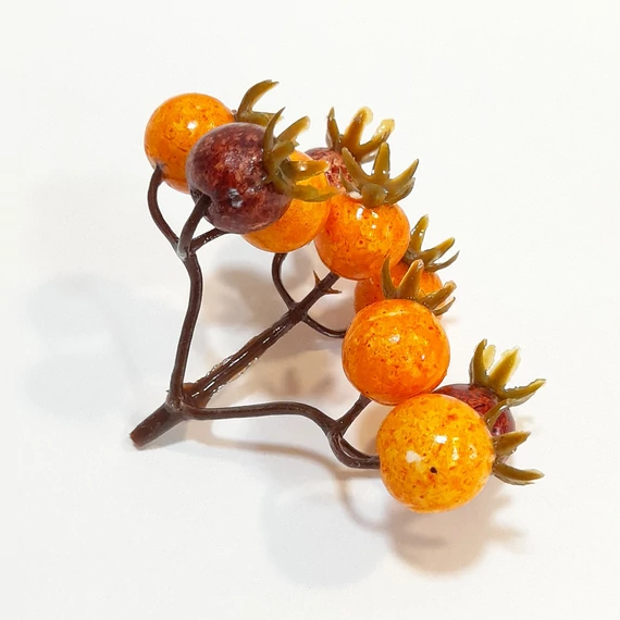 Barna-narancs csipkebogyó, bogyók mérete: 1,5 cm 