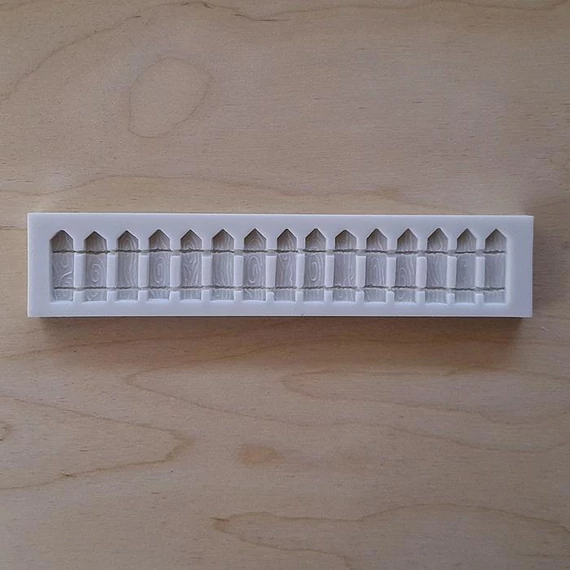 Szilikon formázó, kerítés. Mérete: 180x35 mm