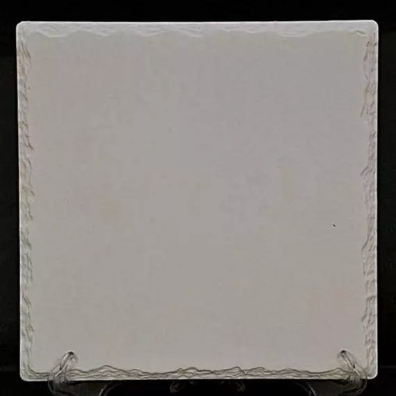 Kerámia edényalátét, fehér, az alja parafa. Mérete: 20x20 cm